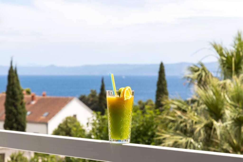 Holiday In Bol **** Yellow Esterno foto